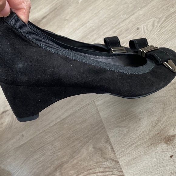 Stuart Weitzman Suede Bow Accent Pumps - Picture 5 of 16